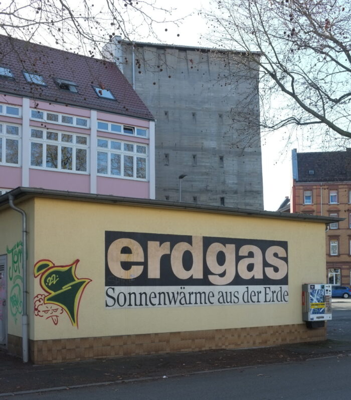 Reklame am Gebäuder: "erdgas - Sonne aus der Erde"