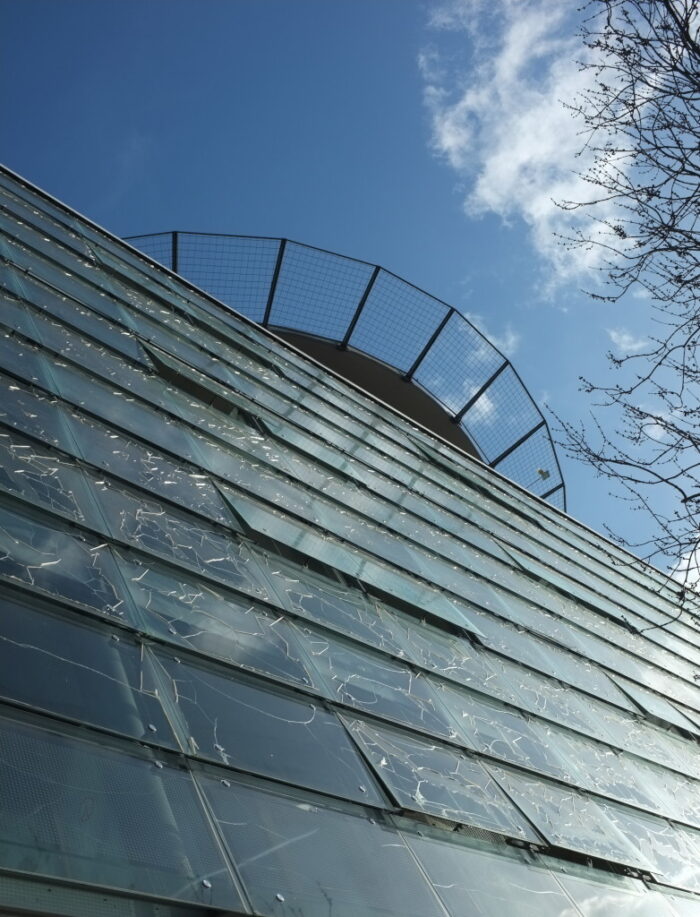 Detail Krankenhausfassade mit Heliport