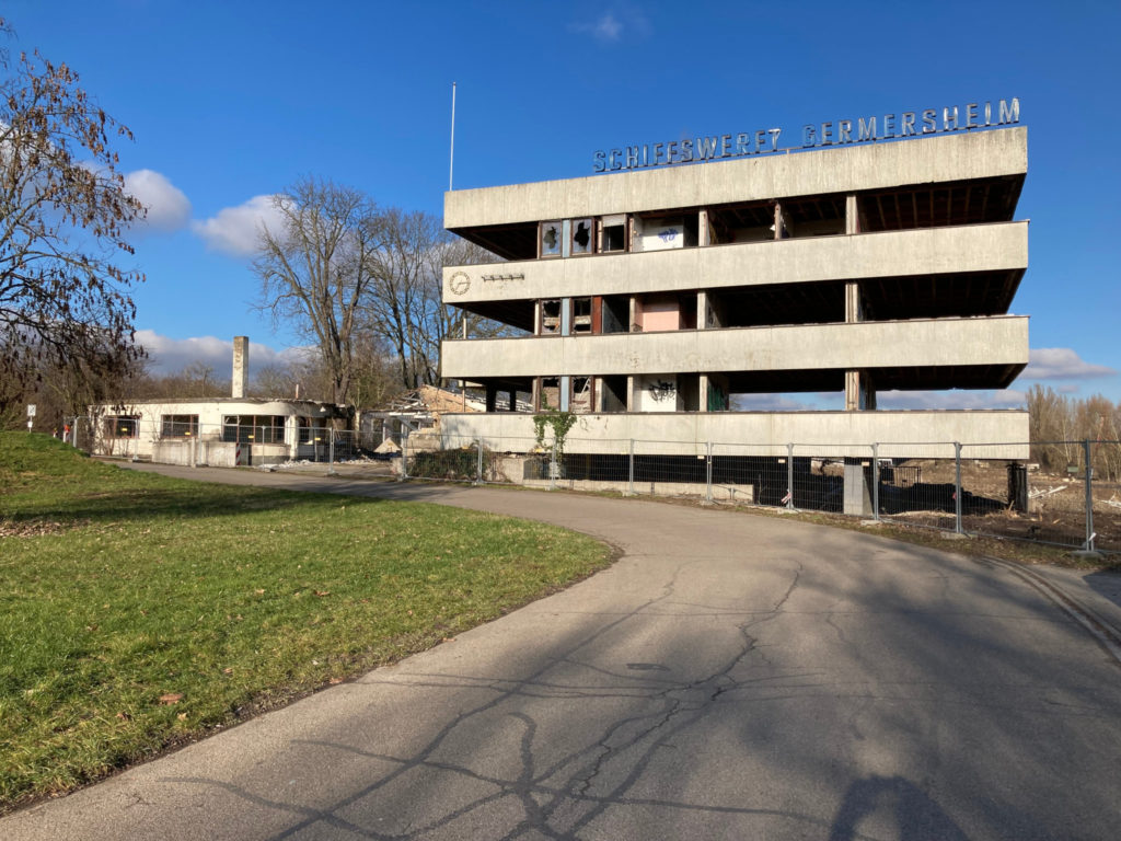 Werftgebäude, teilweise abgerissen