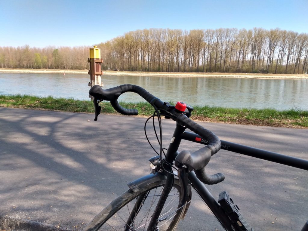 Fahrrad am Rheinufer