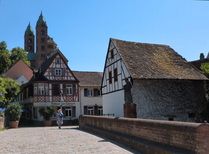 Gasthaus zum Halbmond in Speyer. Im Hintergrund der Dom.